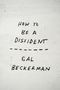Tekst: "HOW TO BE A DISSIDENT - GAL BECKERMAN." Schwarze handgeschriebene Buchstaben auf grober, weißer Wand., Buch