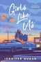 Text: "Girls Like Us", "The sequel to SOME GIRLS DO", "JENNIFER DUGAN". Illustration zweier Personen auf einem Auto bei Sonnenuntergang.