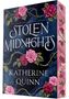 "Stolen Midnights" und "Katherine Quinn" in silberner Schrift, umgeben von rosa Rosen und grünen Ranken auf nachtblauem Hintergrund.