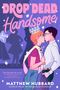 "DROP DEAD HANDSOME" in großen, rosa Buchstaben. Zwei Personen küssen sich, eine trägt eine Krone., Buch