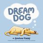 „Dream Dog“ in großen Buchstaben, darunter ein gelber Hund schläft, umgeben von einem blauen Hintergrund.