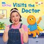 Text: "Ms. Rachel Visits the Doctor." Frau mit Daumen hoch, daneben ein gelbes, flauschiges Wesen mit Banane, auf hellem Hintergrund.