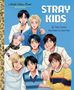 "STRAY KIDS" oben rechts, darunter "By Talia Tucker" und "Illustrated by Suji Park". Illustration von acht lächelnden Personen., Buch