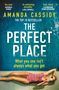 „The Perfect Place“ von Amanda Cassidy. Frau in gestreiftem Badeanzug, Sonnenbrille, liegt mit Handy am Poolrand., Buch
