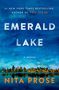 #1 New York Times Bestseller. Emerald Lake. A Novel. Nita Prose. Seeufer mit Bäumen vor blauem Himmel., Buch