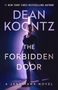 „Dean Koontz: The Forbidden Door. A Jane Hawk Novel.“ Eine Frau steht vor einer leuchtenden Tür, umgeben von Dunkelheit., Buch
