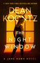 "Dean Koontz, The Night Window, A Jane Hawk Novel". Silhouette einer Frau vor einem großen, leuchtenden Fenster., Buch