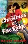 "Christmas at Fox Ridge." Ein Paar kuschelt vor einem Kamin. Im Hintergrund ein geschmückter Kranz und ein Fenster mit Schneelandschaft., Buch