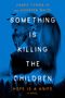 "James Tynion IV and Kiersten White. Something is Killing the Children. Hope is a Knife. A Novel." Silhouette vor Bäumen., Buch