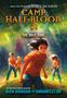 "Camp Half-Blood - The Wild Zone" zeigt Jugendliche in orangefarbenen T-Shirts mit Schwertern in einem Wald.