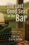 „The Last Good Seat at the Bar“, „A Novel By Emily Coleman“. Eine Schreibmaschine, Flaschen und Nussschalen auf einem Tisch., Buch