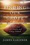 "Finding Our Grove" und "James Gardner" stehen über einem Football auf einem Spielfeld., Buch
