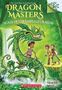 Text: "DRAGON MASTERS, SCALE OF THE EMERALD DRAGON, TRACEY WEST." Illustration eines Jungen auf einem grünen Drachen, zwei Kinder blicken zu., Buch