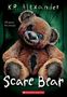 Titel: "Scare Bear", Autor: K.R. Alexander. Ein bäriger Plüschfigur mit unheimlichen Augen und Narben auf grünem Hintergrund., Buch