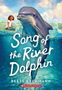 "Song of the River Dolphin" von Reese Eschmann. Ein Delfin taucht aus dem Wasser. Im Hintergrund sitzt ein Kind auf einem Baumstamm., Buch