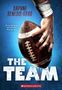 "Daphne Benedis-Grab. 'Do for the team and the team does for you.' 'The Team'. Eine Hand hält einen blutenden Football.", Buch