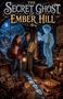 Der Text lautet: "The Secret Ghost of Ember Hill". Zwei Kinder mit Laterne und Karte, ein schimmernder Geisterjunge hält eine Uhr., Buch