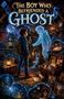 "The Boy Who Befriended a Ghost." Ein Junge hält eine Taschenuhr, vor ihm ein leuchtender Geist in einem verwunschenen Raum., Buch