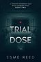"Trial Dose" von Esme Reed; düsterer Flur mit leeren Stühlen, ein EXIT-Schild im Hintergrund., Buch