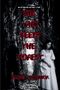 Text: "She Who Feeds the Forest" von Marley O'Connor. Eine Frau in einem weißen Kleid steht in einem düsteren Waldpfad., Buch