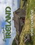 „Beautiful Ireland 2024 Calendar“. Ein traditionelles Steinhaus mit Strohdach umgeben von grünen Feldern an der Küste., Buch