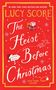 Oben: "Lucy Score" in großer gelber Schrift. Darunter: "The Heist Before Christmas." Illustrationen von Geschenken und Schneeflocken.
