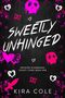 "SWEETLY UNHINGED" in kräftigen Buchstaben, daneben pinke Schädel, Herzen und Schmetterlinge auf dunklem Hintergrund., Buch