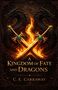 "A Kingdom of Fate and Dragons" von C.E. Carraway. Zwei schwarze Drachen, Feuer und gekreuzte Schwerter mit grünen Edelsteinen., Buch