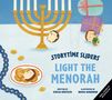 "Storytime Sliders: Light the Menorah" von Stacia Deutsch, illustriert von Nadia Gunawan. Igel und Menora, Geschenke, Dreidel., Buch