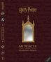 "ARTIFACTS OF THE WIZARDING WORLD" in gold auf burgunderrotem Hintergrund, Spiegel und "Harry Potter" Logo.