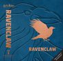 "Ravenclaw" steht zweimal in kupferner Schrift, mit einem fliegenden Vogel auf dunkelblauem Hintergrund als Logo.