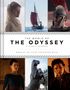 Text: THE WORLD OF THE ODYSSEY: A VISUAL JOURNEY. Bilder: Personen in antiken Kostümen, ein Schiff und eine Pferdestatue.