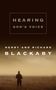 "Hearing God's Voice. Henry and Richard Blackaby. Silhouette einer Person vor einem weiten, nebligen Feld."