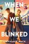 Titel: "WHEN WE BLINKED". Autorin: Stephanie Mack. Ein Mann und eine Frau, die getrennt durch eine Scheibe auf Handys schauen. Im Hintergrund Palmen und Berge.