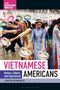 "THE AMERICAN MOSAIC: VIETNAMESE AMERICANS" Menschen in traditionellen Kleidern tanzen mit Fächern.