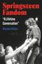 "Springsteen and Fandom: 'A Lifetime Conversation' Nicolas Pethes". Schwarz-weißes Foto eines Sängers mit Fans., Buch