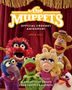 "The Muppets Official Crochet Amigurumi" und "Drew Hill" sind mitten im Bild. Häkelfiguren der Muppets vor rotem Vorhang.