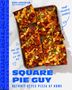 "SQUARE PIE GUY, DETROIT-STYLE PIZZA AT HOME." Ein Blech mit rechteckigen Pizza-Stücken, belegt mit Peperoni und Jalapeños., Buch