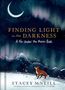 "Finding Light in the Darkness, A Fox Under the Moon Book" zeigt einen Fuchs unter Nordlichtern., Buch