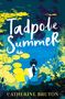 "Tadpole Summer" und "Catherine Bruton". Illustration: Ein Mädchen sitzt am Teich mit Seerosen und Farnen.