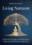 "Living Namaste" von Jeremy David Engels, Anleitung für Achtsamkeit. Illustration: Meditierende Figur unter Baum., Buch