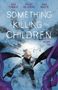 Texte: "SOMETHING IS KILLING THE CHILDREN", "JAMES TYNION IV", "WERTHER DELL'EDERA", "MIQUEL MUERTO", "VOLUME TEN". Illustration: Person mit Maske, Kettensäge und tentakelartigen Formen., Buch