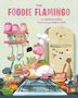 "THE FOODIE FLAMINGO" steht oben. Ein rosa Flamingo in Kochkleidung rührt in einer Pfanne in einer bunten Küche., Buch