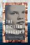 „THE SICILIAN DAUGHTER“ von Carolynn Pietrangeli. Ein Schwarzweißporträt einer Frau vor Architektur und Wasser., Buch