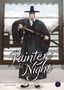 „Painter of the Night“ in eleganter Schrift, ein Mann in traditioneller koreanischer Kleidung, hält ein Schwert., Buch