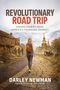 „Revolutionary Road Trip: Hidden Stories from America’s Founding Journey“, Darley Newman. Frau mit Rucksack auf Kopfsteinpflasterweg., Buch