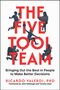 Text: "The Five Tool Team", "Bringing Out the Best in People to Make Better Decisions", "Ricardo Valerdi, PhD". Silhouetten von Sportlern und Profis., Buch