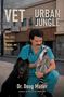 „The Vet from the Urban Jungle.“ Ein Tierarzt in grüner OP-Kleidung hält einen Lemuren, daneben sitzt ein schwarzer Hund., Buch
