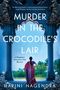 „Murder in the Crocodile's Lair“. Eine Frau in einem Sari steht zwischen Säulen und blickt auf Palmen vor einem Wasser., Buch
