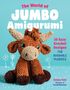 "The World of Jumbo Amigurumi" steht groß über einem gehäkelten Plüsch-Stier mit blauen Augen auf einem blauen Hintergrund., Buch